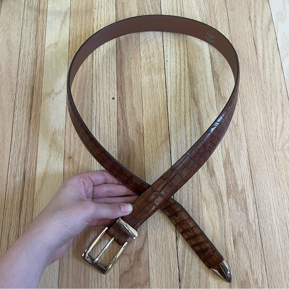 Brown brown alligator-skin patterned belt, with gold buckle
